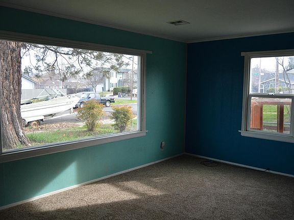 5th image of 405 Kenwood Ave