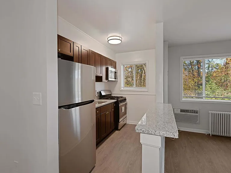South Pointe Apartments — Photo 18