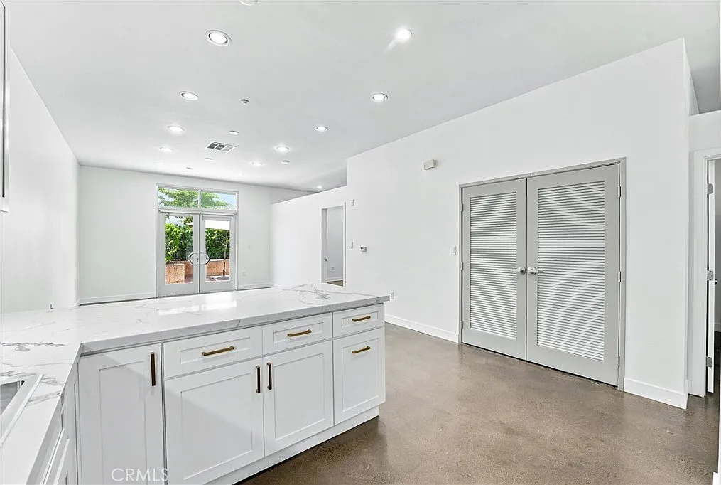 2 bed, 1046 sqft, $3,500 — Photo 4
