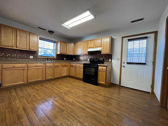 Moderate sized Kitchen with lots of counter space