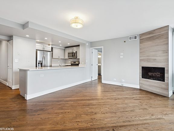 5th image of 1309 N Wells St APT 1303