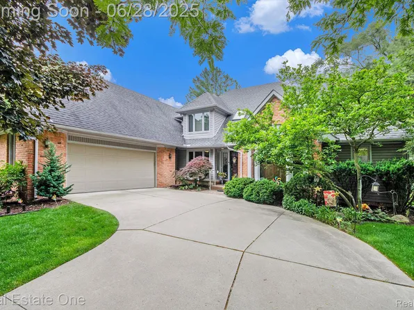 2752 Lenox Dr, Troy, MI 48098