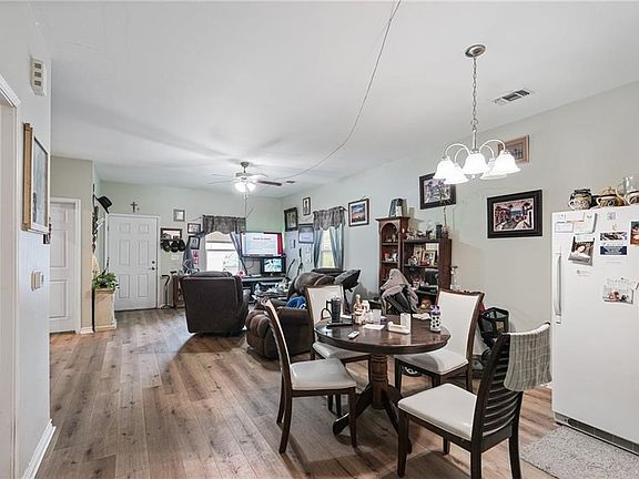 5th image of 105 E Elm St
