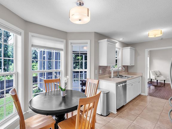5th image of 8 Manor Ct