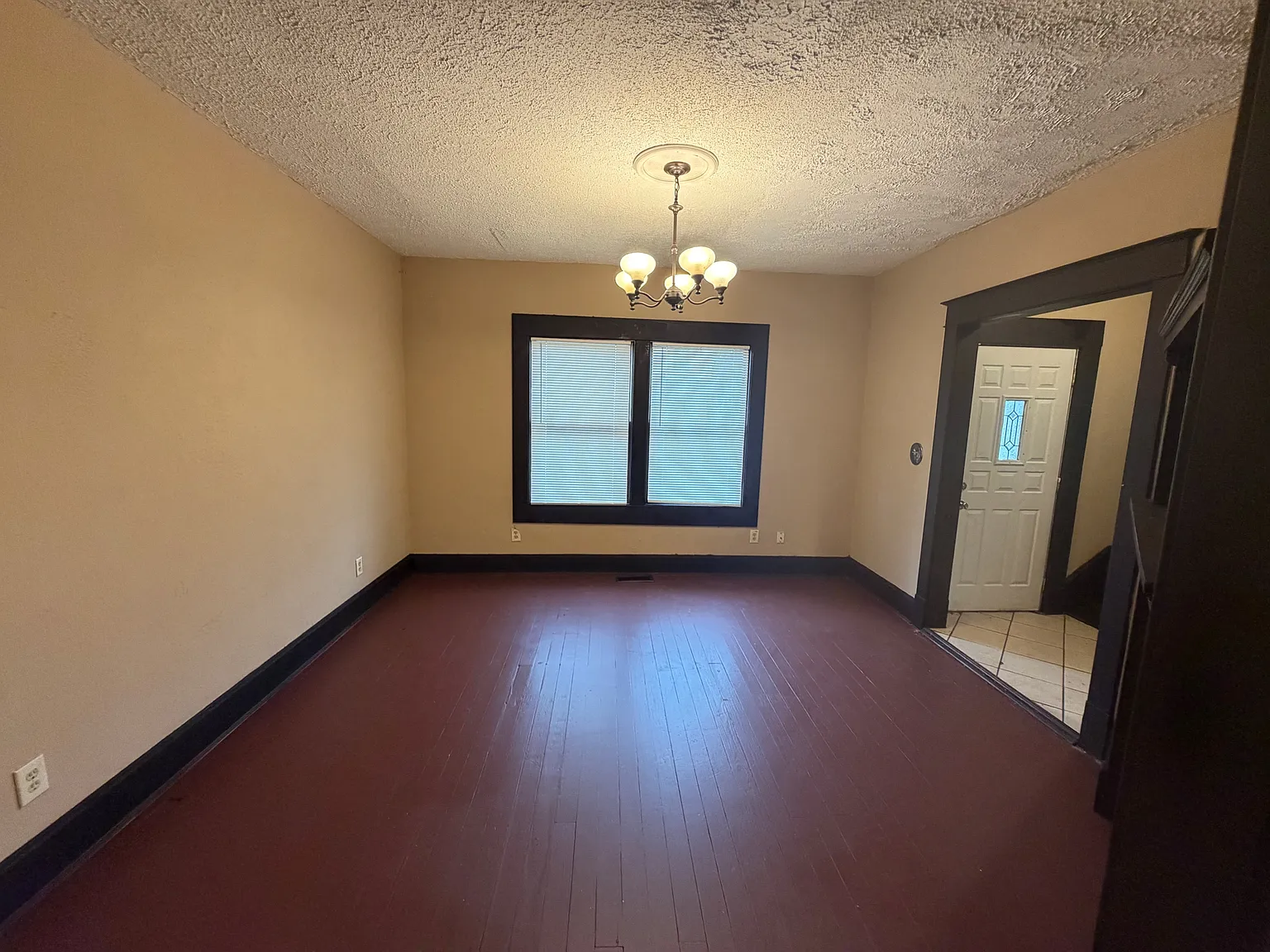 1820 Clarendon Avenue - 1 — Photo 2