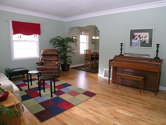 Spacious living room w/hardwood flooring