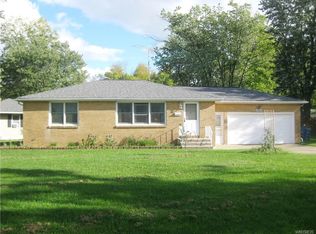 7 Cranburne Ln, Williamsville, NY 14221