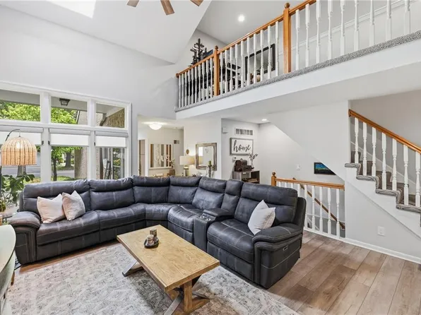 6727 W 126th Ct, Overland Park, KS 66209