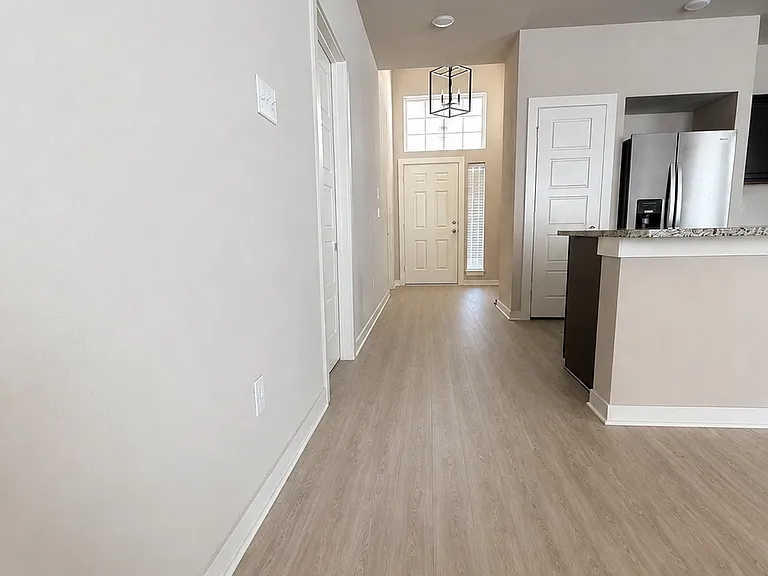 125 University Ave — Photo 5