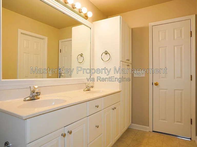1008 Knighthood Ln — Photo 15