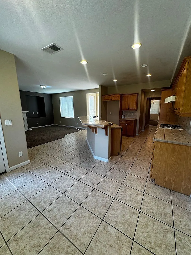 Special: $200 Off Second Month's Rent! Amazing 5 Bedroom House - In Quail Lakes! — Photo 3