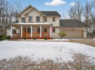 2040 E Roxbury Ct, Midland, MI 48642