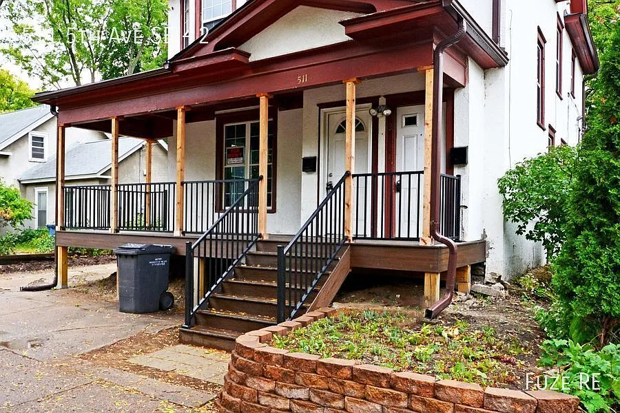 Spacious 6 Bedroom, 2 Bathroom Upper-Level Unit of Duplex near U of M, Dinkytown & NE Minneapolis — Photo 3
