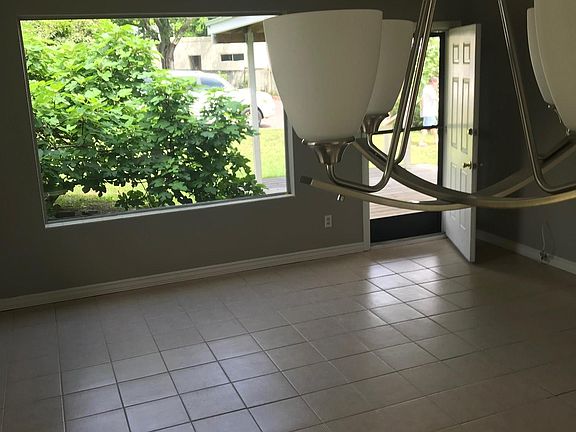 5th image of 2129 University Blvd S