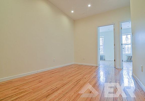 2nd image of 372 Montgomery St