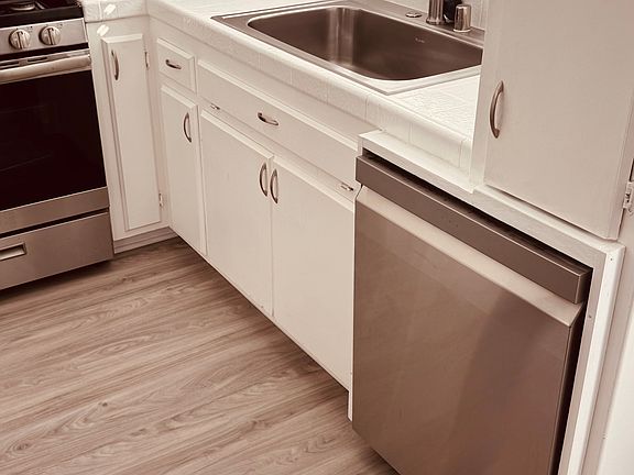 4th image of 1875 Thomas Ave #11