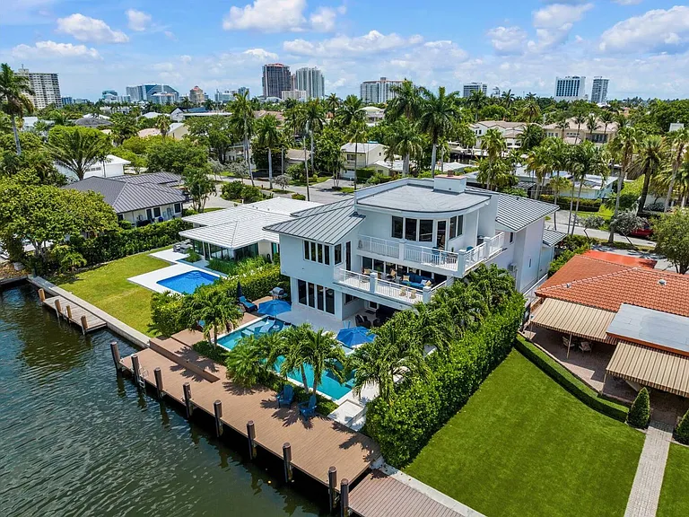 ndulge in the ultimate waterfront lifestyle.