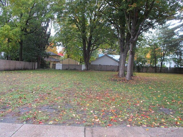 2nd image of 923 Hickory St