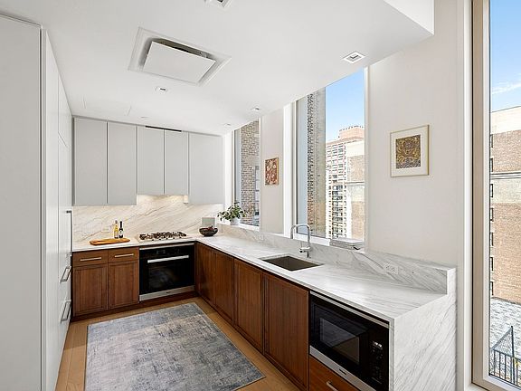 3rd image of 212 W 93rd St #8A