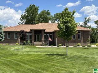 405 Hiddenwood Holw, Jefferson, SD 57038