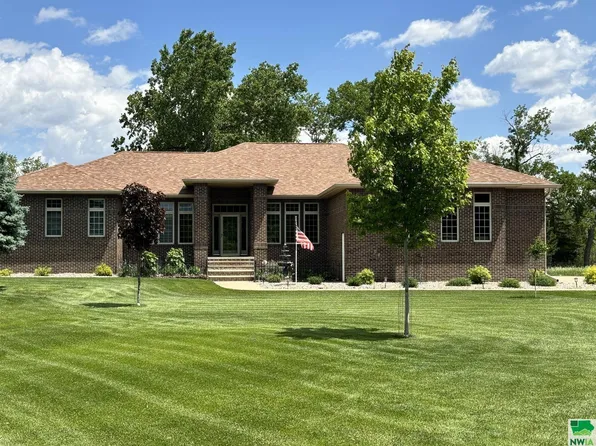 405 Hiddenwood Holw, Jefferson, SD 57038