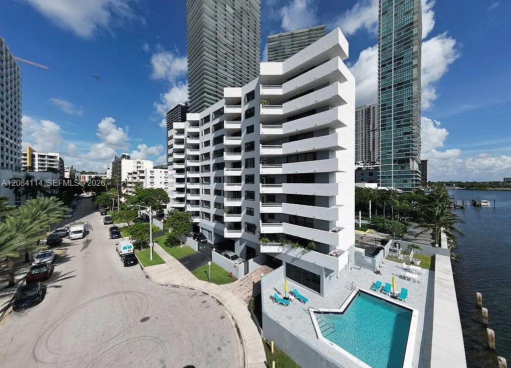 Bayview Tower Condo — Photo 4