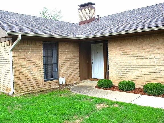 3rd image of 410 Top Hill Dr