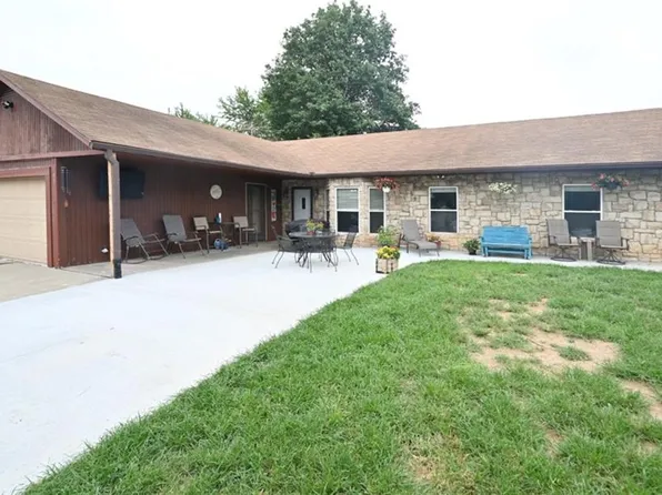 11 Sandi Cir, Dearborn, MO 64439