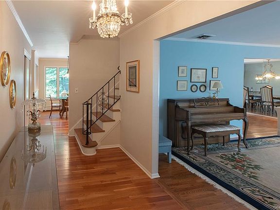 3rd image of 40 Joan Dr