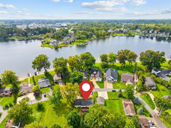 1353 Elmhurst Dr, Howell, MI 48843