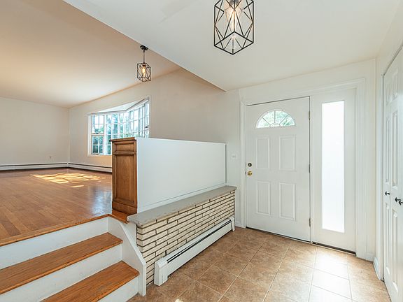 5th image of 44 Daniels Dr