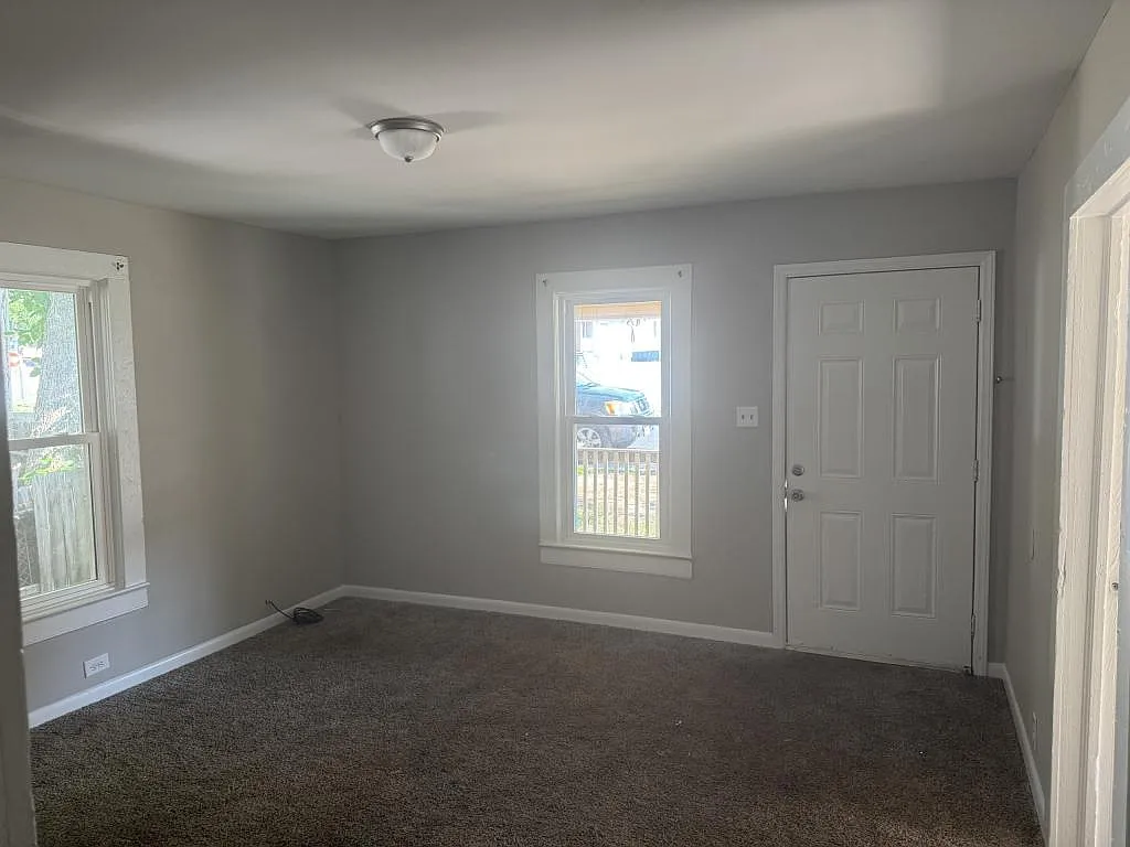 906 Juniper St — Photo 2