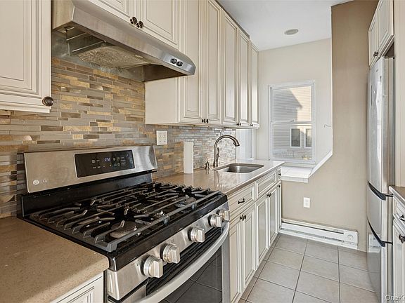 4th image of 23 Troy Ave Floor 1