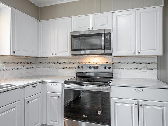 3rd image of 965 W Circle Dr
