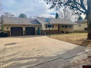 818 McGill Pl, Saint Peter, MN 56082