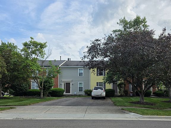 Townhouse front driveway can park 2 cars