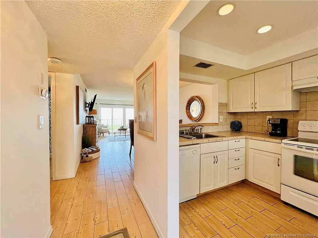 2 bed, 2.0 bath, 1053 sqft, $5,600 — Photo 2