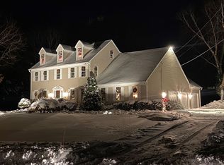77 Douglas Dr, Saunderstown, RI 02874