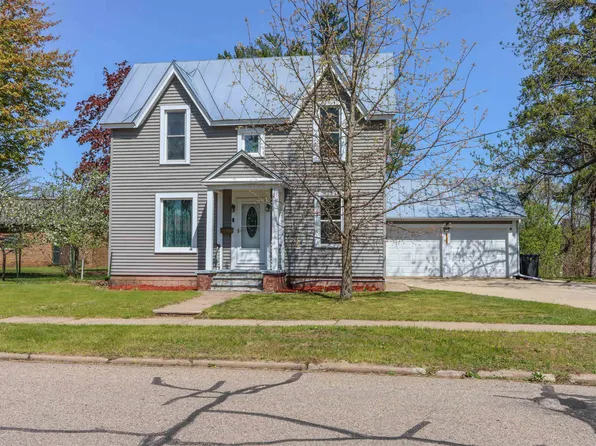 611 Shearer St, Waupaca, WI 54981