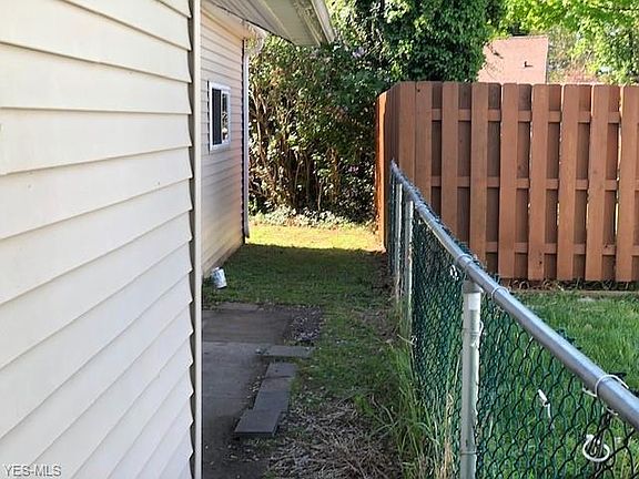 3rd image of 1072 Peach Blvd