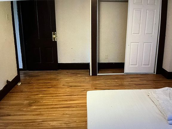 Bedroom - with 2 closets