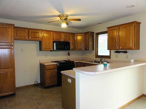 KITCHEN WITH SERVING BAR