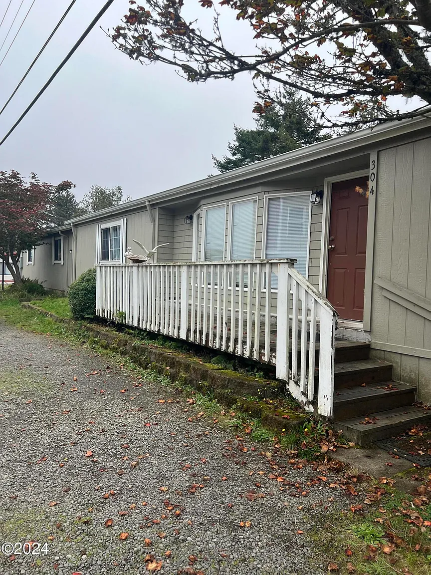 304 SE Port Ave photo 1