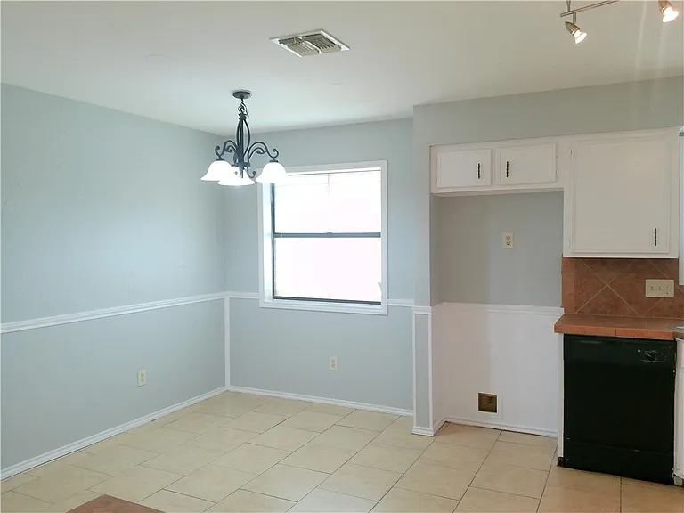 5230 Edinburg Cir — Photo 4