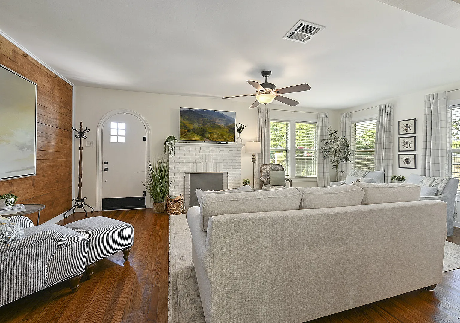 Whimsical Bluebird Cottage, Central Location Large Patio with Hot Tub — Photo 4