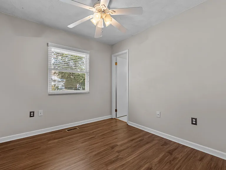 620 E New England Ave — Photo 22