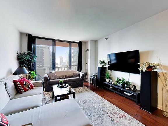 5th image of 330 N Jefferson St APT 1607