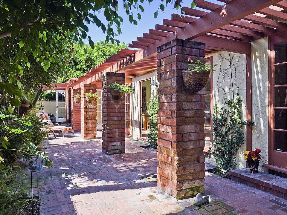 Courtyard Strada