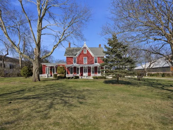 247 Main St, Center Moriches, NY 11934