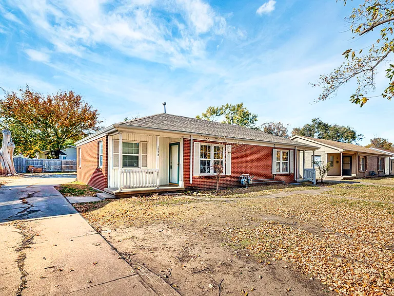 1937 N Garland Ave — Photo 2